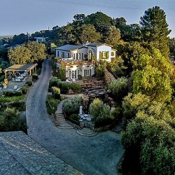 Walls-glass-allow-main-house-inhabitants-take