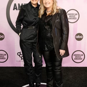 Linda-Wallem-Melissa-Etheridge-american-music-awards-2022_86